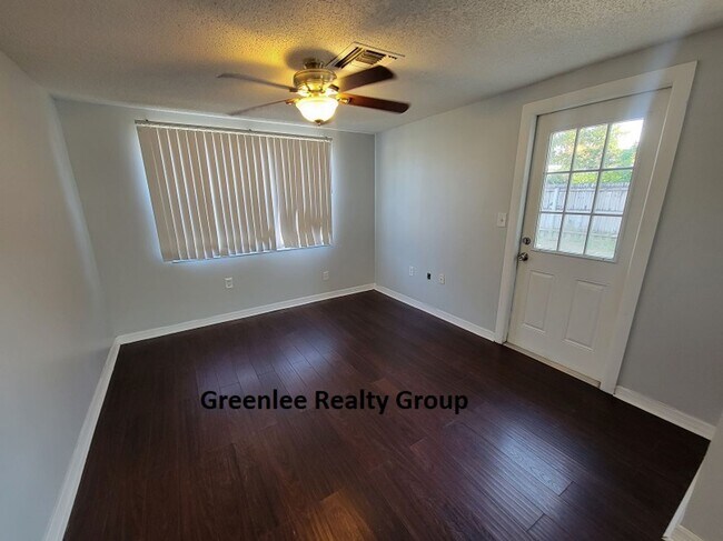 Building Photo - Beautiful Updated 2 Bed/1Bath Home in Port...