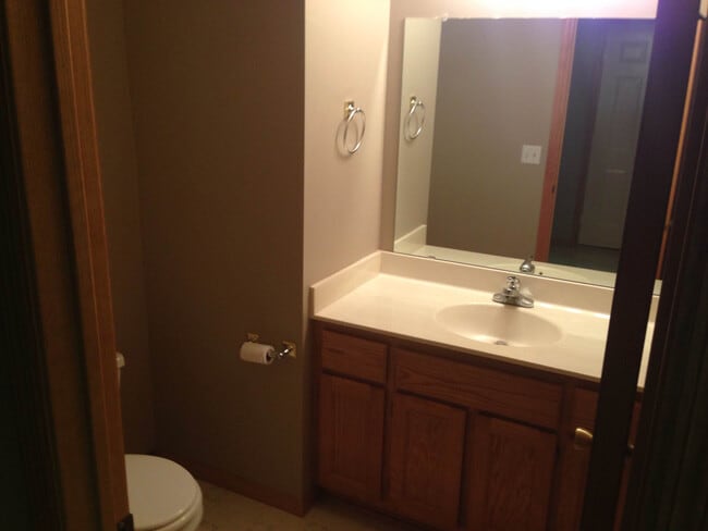 Building Photo - End Unit 3 bed finished basement Town Home