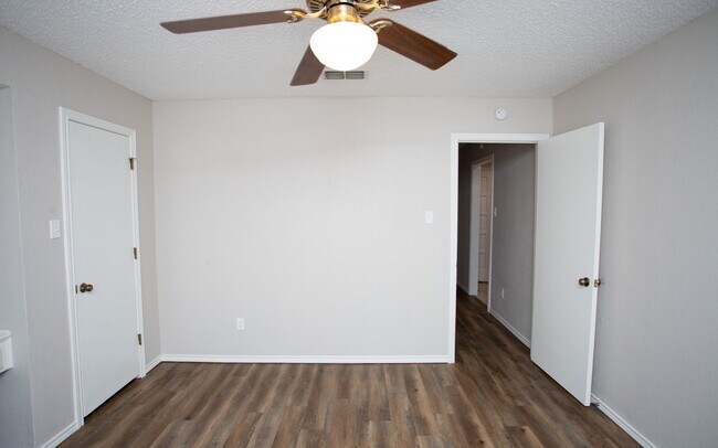 Building Photo - Available June 15th: Spacious 3 Bed, 2 Bath Ready for You!