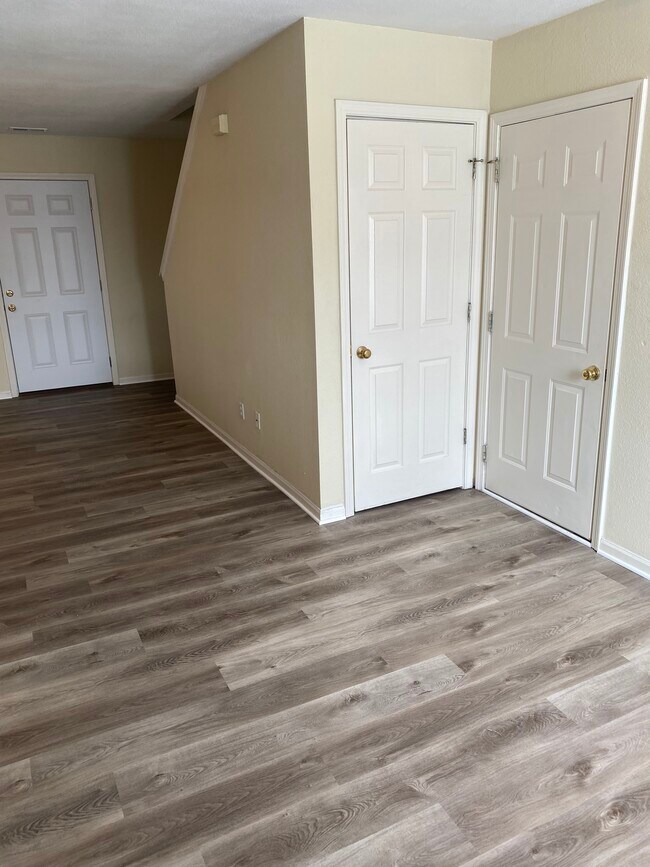 Building Photo - 4524 Waterloo Dr