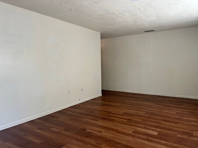 Building Photo - 1110 N Brunnell Pkwy