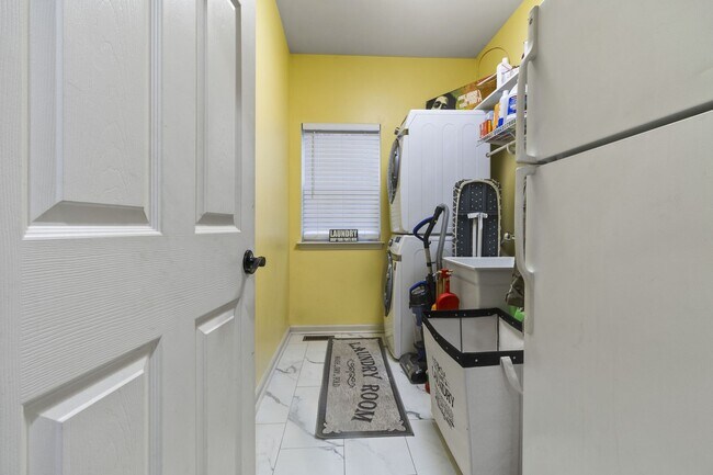 Building Photo - Located In Townsend Village