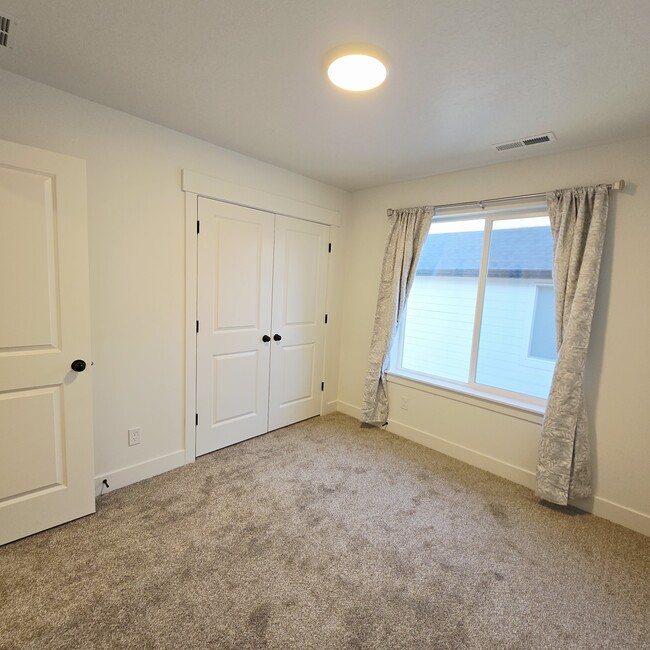 Building Photo - 4022 1100 N