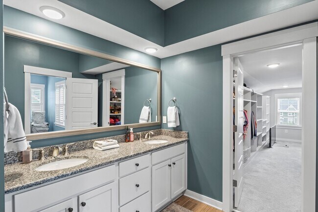 Building Photo - End Unit Townhome with many Upgrades - Downtown Wake Forest!