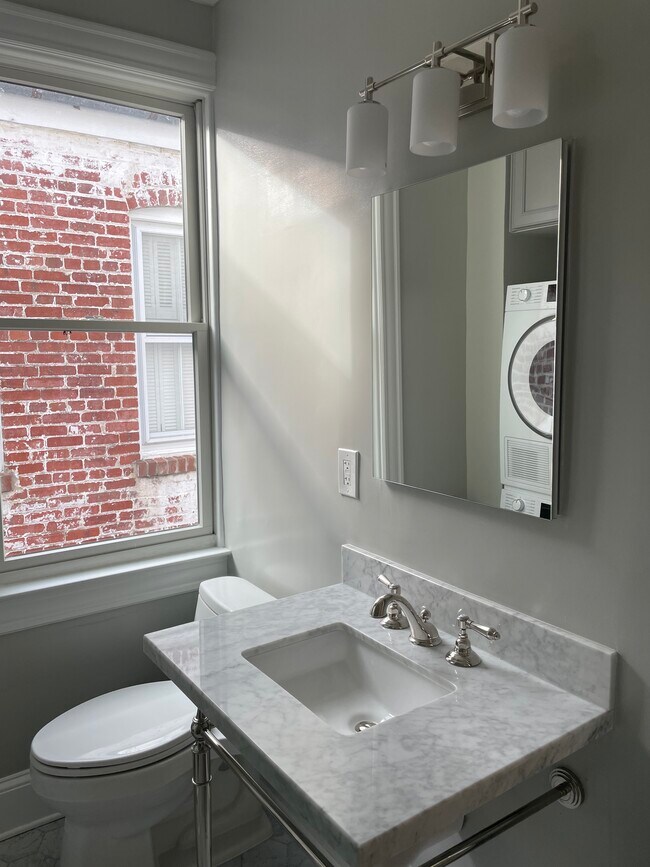 Building Photo - 1654A Avon