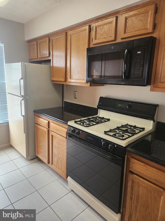 Building Photo - 8941 Town Center Cir