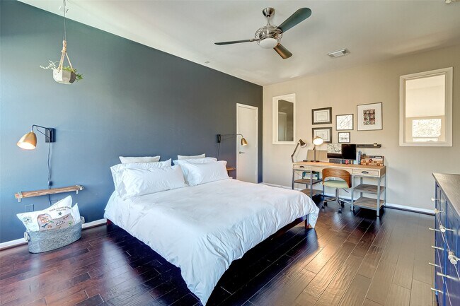 Building Photo - 4308 Lillian St