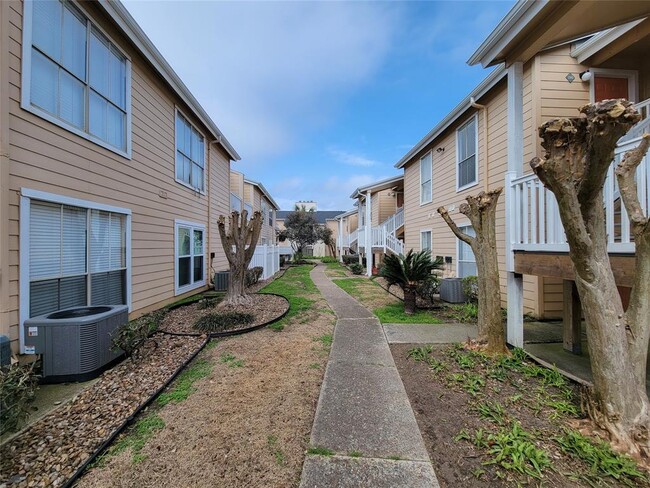 Building Photo - 3506 Cove View Blvd