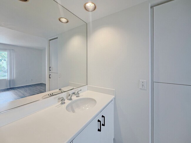 Building Photo - Beautiful 2B/2.5BA in The Elysian Complex!...