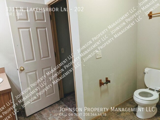 Building Photo - 3311 N Lakeharbor Ln