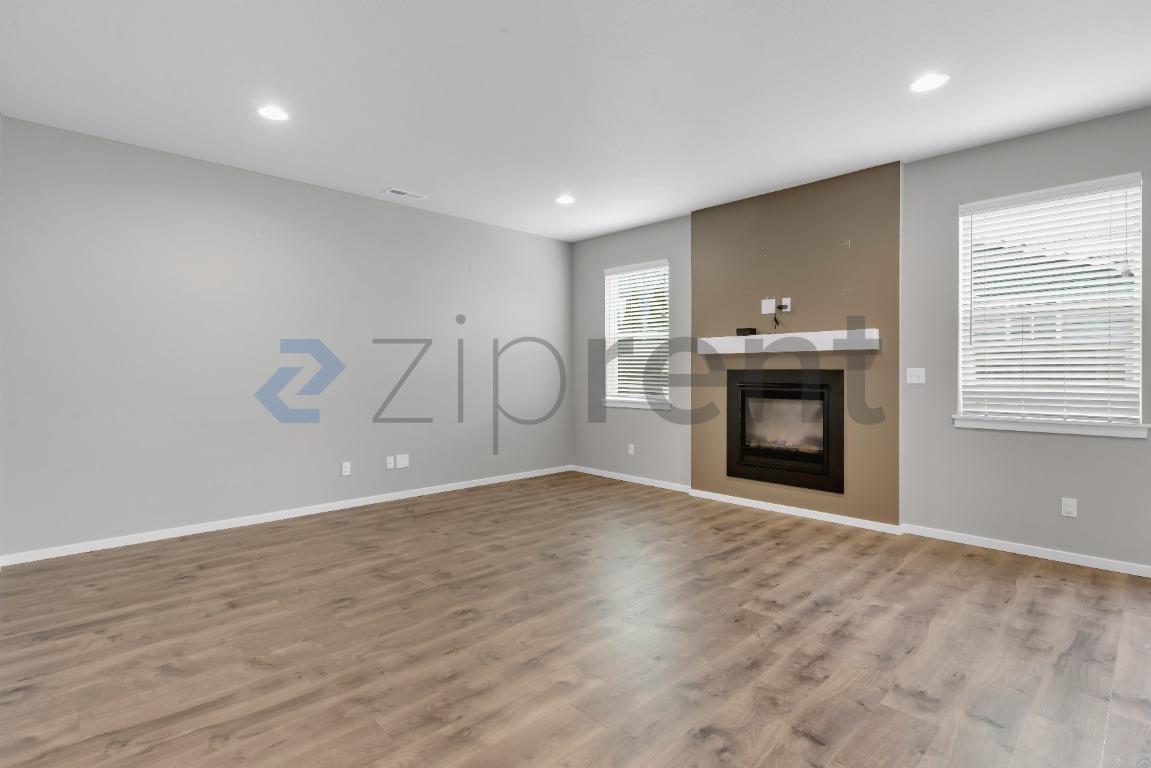 Building Photo - Unit