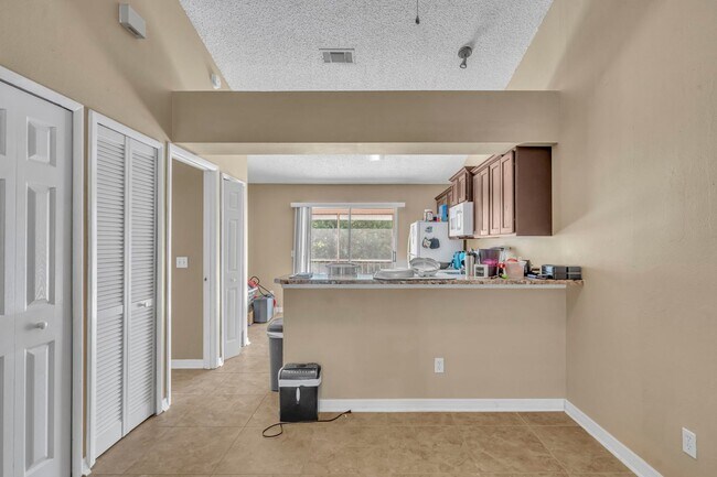 Building Photo - Oviedo Condo One-bedroom Available UTILITIES included.