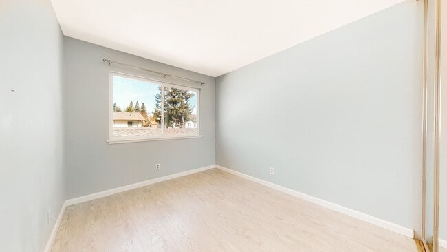 Building Photo - Sunnyvale Townhome, 3 beds 1.5 baths, Nice...