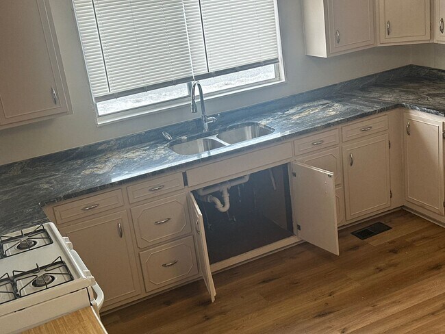 Building Photo - Available Now! 3-Bed, 1-Bath Home w/ Garage - Central Springdale, right next to Springdale High S...