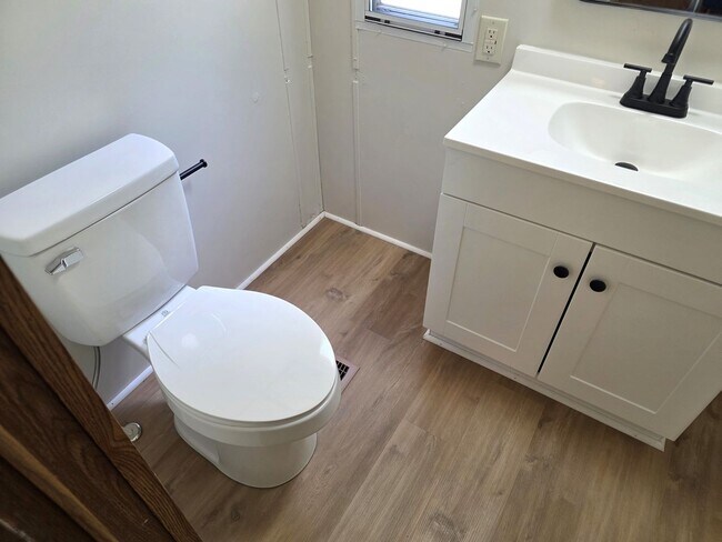 Building Photo - 2 bed 2 Bath Home River Front