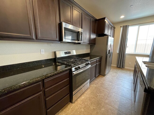 Building Photo - 3845 Lookout Dr