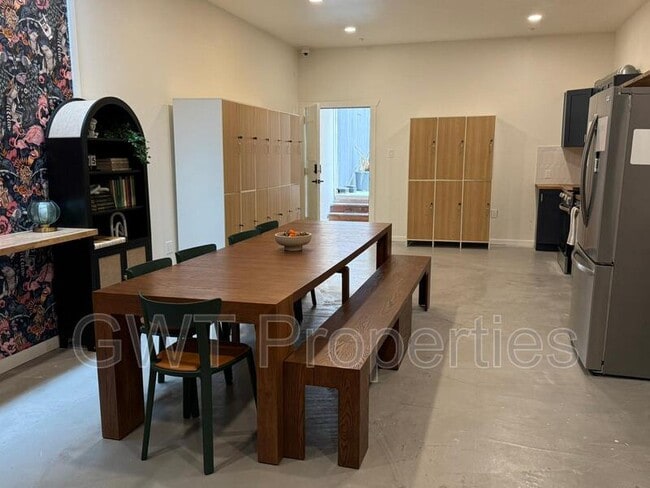 Building Photo - 1906 Mission St