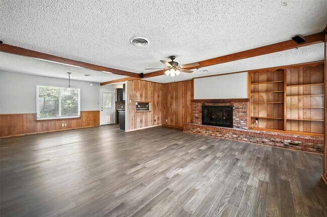 Building Photo - 302 Young Dr