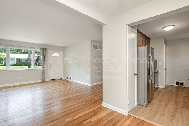 Building Photo - 3233 Holly Hill Dr