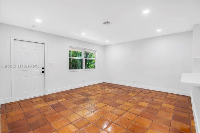 Building Photo - 850 SW 12th Ct