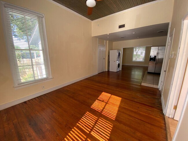 Building Photo - Charming & Updated 3 BR / 2 BA House Downtown & Walking Distance to the University of TX / Wood F...