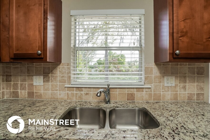 Building Photo - 2510 Barcelona Ave