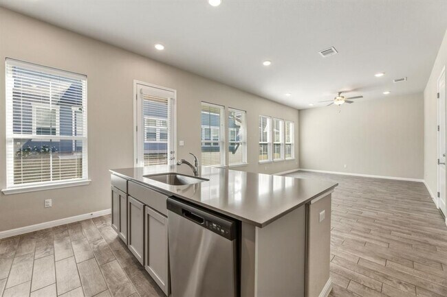 Building Photo - 1015 Vista View Dr