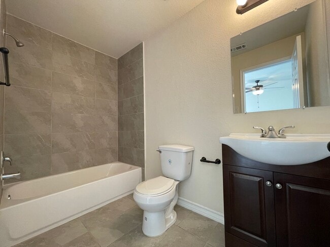 Building Photo - Town home for rent