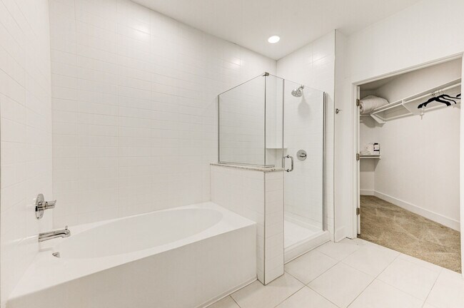 Building Photo - 975 Memorial Dr SE