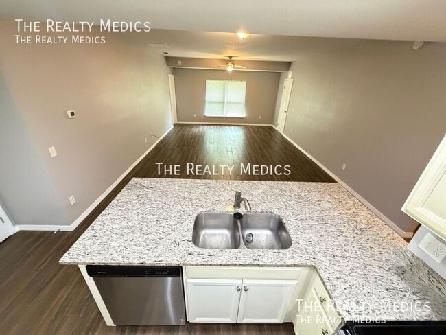 Building Photo - 2615 Fair Oaks Dr