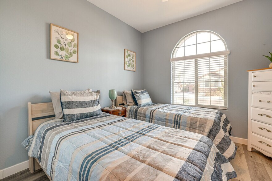 Building Photo - 417 E Emerald Dr