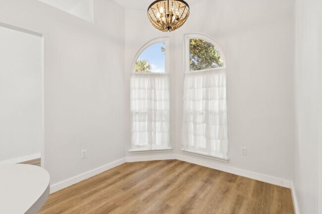 Building Photo - Adorable Newly Renovated 3/2