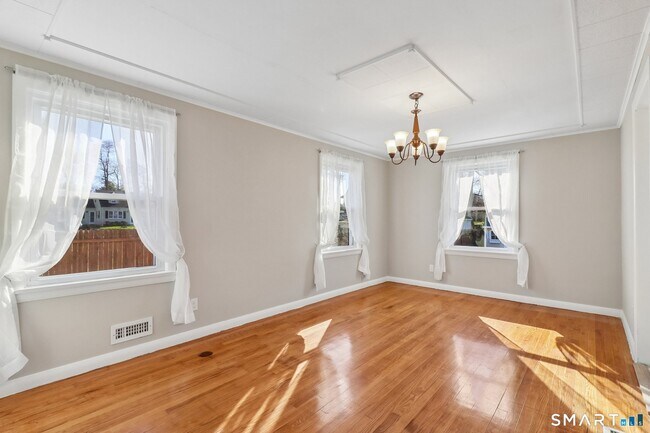 Building Photo - 27 Melrose Ave