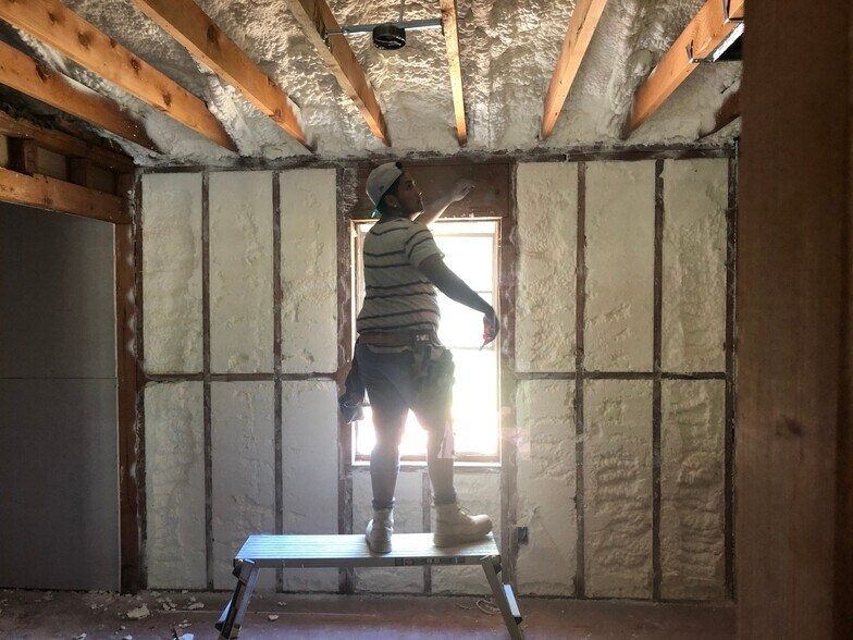 Building Photo - 1128 Lakeview Dr