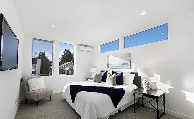 Building Photo - Modern 3B/2Ba Light & Bright Ballard Townhome!