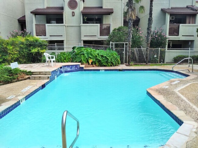 Building Photo - Cozy Medical Center Condo with Fireplace, Community Pool & Included Appliances!