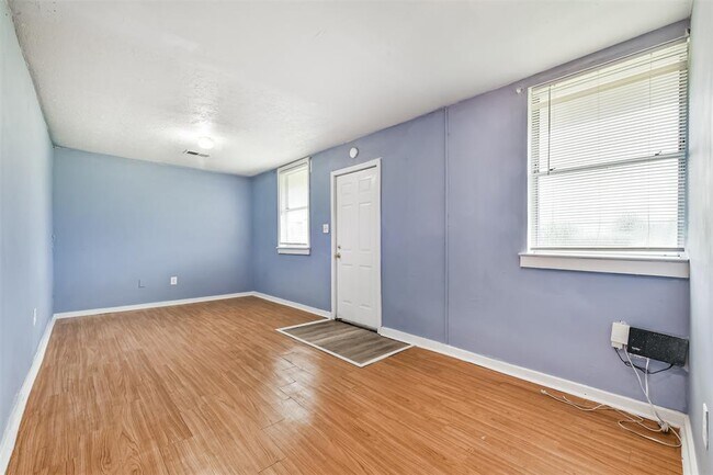 Building Photo - 639 St Charles Dr