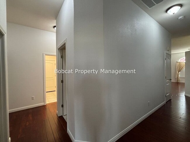 Building Photo - 1626 Evergreen Dr
