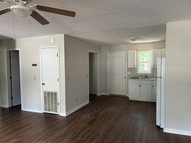 Building Photo - 1727 W Pine Lake Dr