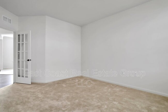 Building Photo - 204 Station Terrace W