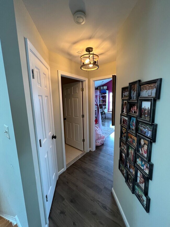 Building Photo - Stunning 2 bedroom and 3 Bathroom Townhome Style Condo / w Pool