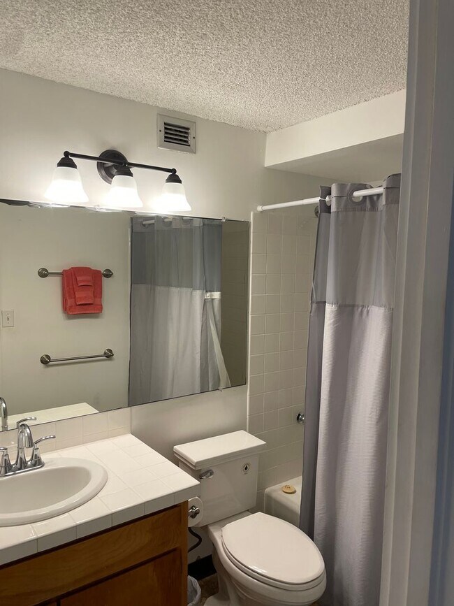 Building Photo - Beautiful Ocean View & Conveniently Located