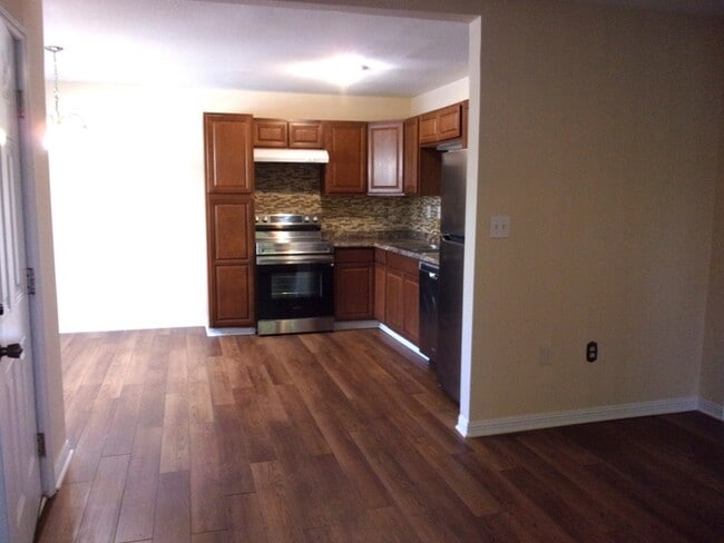 Building Photo - 2 Bedroom 1 Bath Ground Floor Condo in Hunters Trail