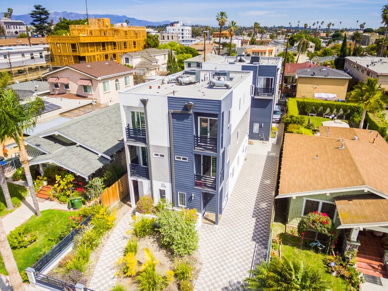 Building Photo - 622 N Serrano Ave