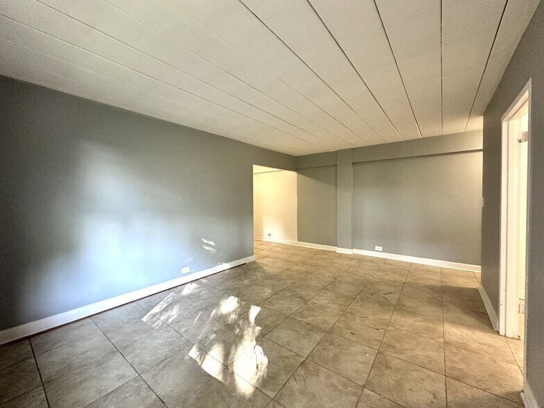 Building Photo - 1360 W Touhy Ave