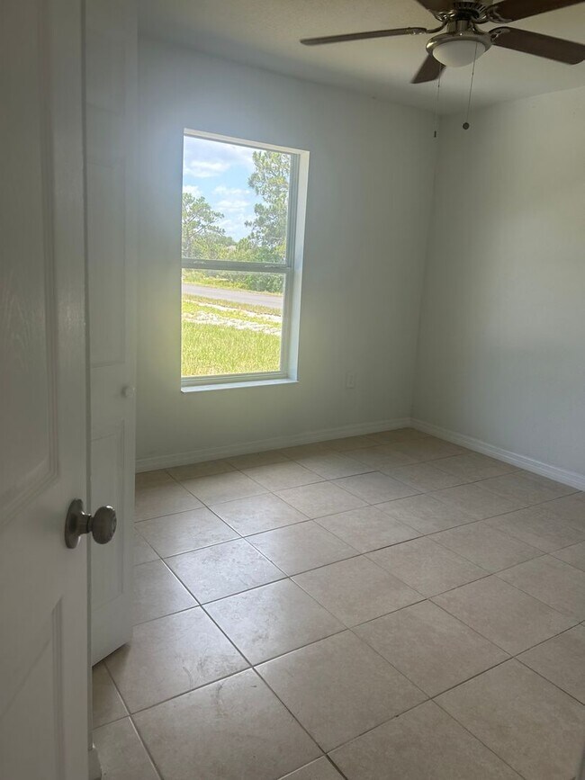 Building Photo - 3/2/1 Single Family Home Available-Cozy Pe...