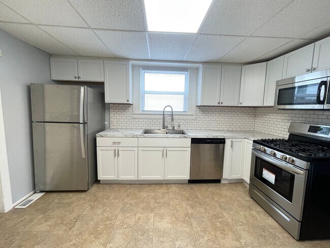 Building Photo - Two Bedroom Home - NE Side of Grand Rapids!