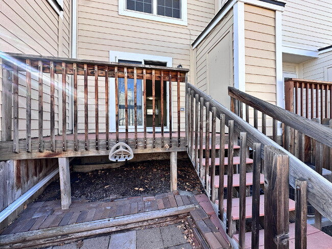 Building Photo - ~Available Now~ Beautifully Updated Two-Bedroom Townhome in Littleton!