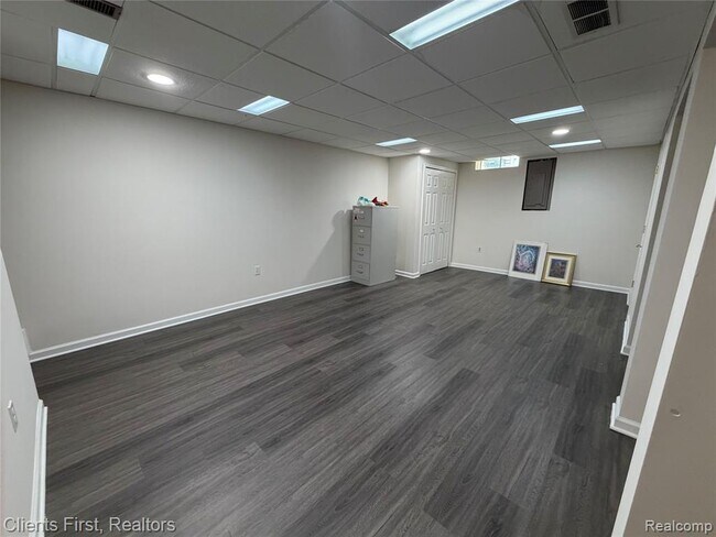 Building Photo - 7043 Foxridge Dr