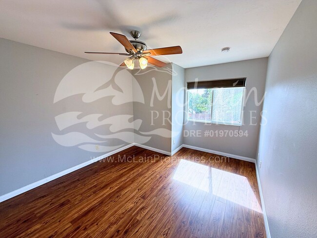 Building Photo - 4 bd with SOLAR  and AC with huge yard!